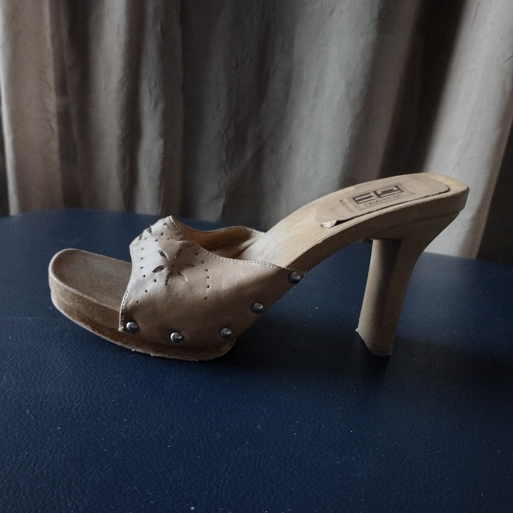 CITY SNAPPERS TAN FAUX WOOD SANDALS